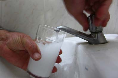 CRISE DA ÁGUA EM CTV PERSISTE E TRABALHADORES SEGUEM INSEGUROS